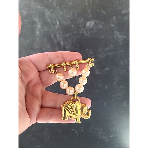 Elephant Shaped Faux Pearl And Gold Tone Metal Dangling Charm Brooch Vintage - Picture 1 of 10